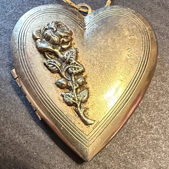 Gold Heart Locket Necklace - Picture 3 of 7